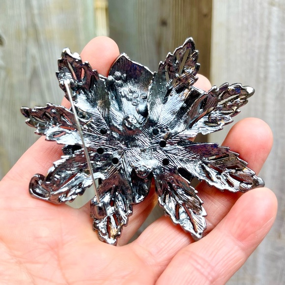 Poinsettia Brooch Large Rhinestone Poinsettia Pendant Christmas Brooch Pin - Picture 5 of 9